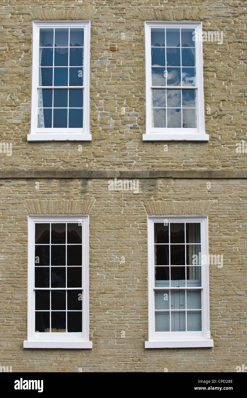 Double-hung finestre a ghigliottina di Georgian town house a Ludlow Shropshire England Regno Unito Foto Stock