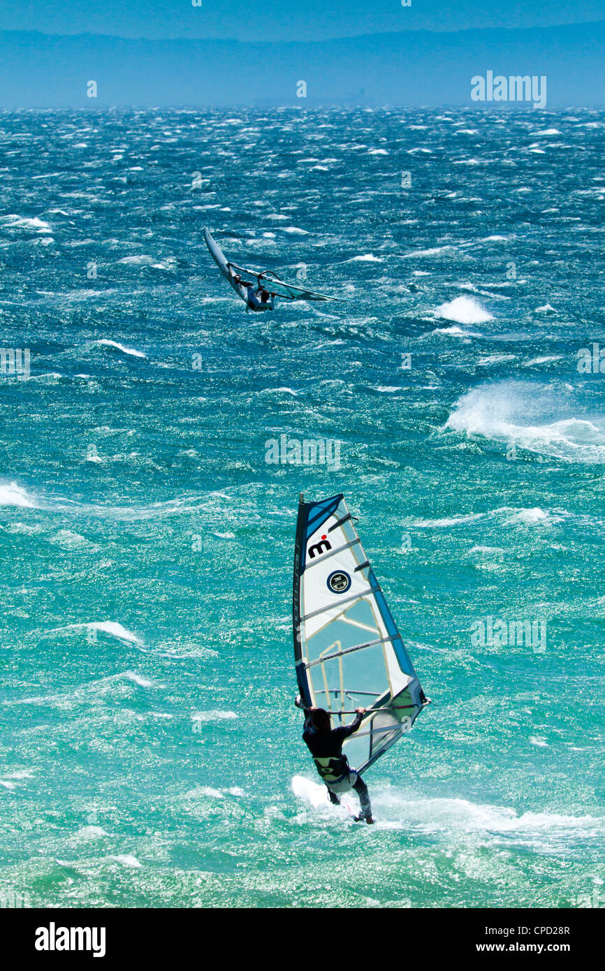 Big Jump windsurf in alta venti di Levante nello Stretto di Gibilterra, Valdevaqueros Tarifa, Andalusia, Spagna, Europa Foto Stock