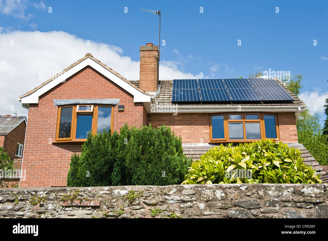 Pannelli solari sul tetto di case unifamiliari a Ludlow Shropshire England Regno Unito Foto Stock