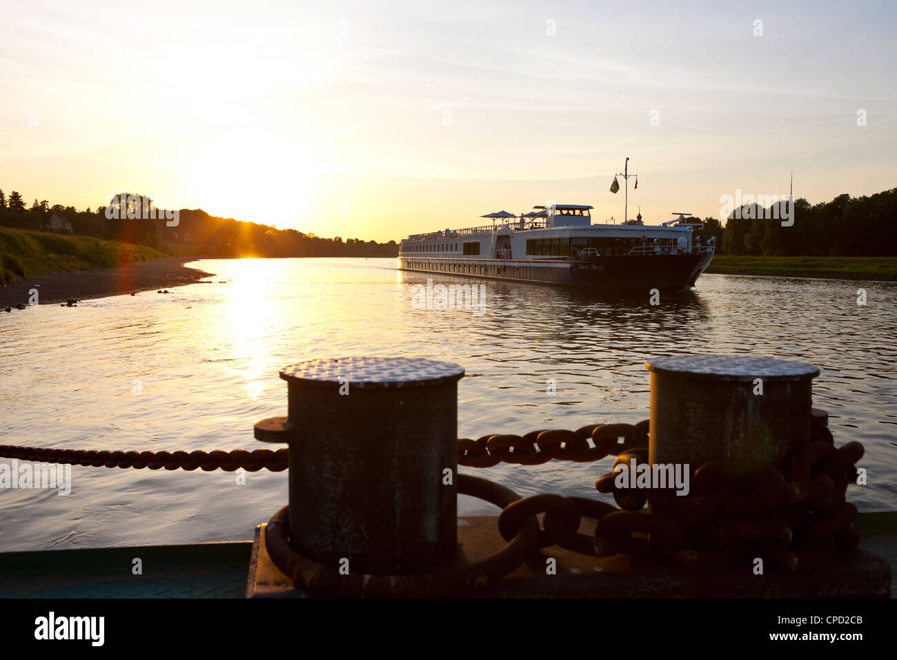 Moderna nave da crociera crociera sul fiume Elba, in Sassonia, Germania, Europa Foto Stock