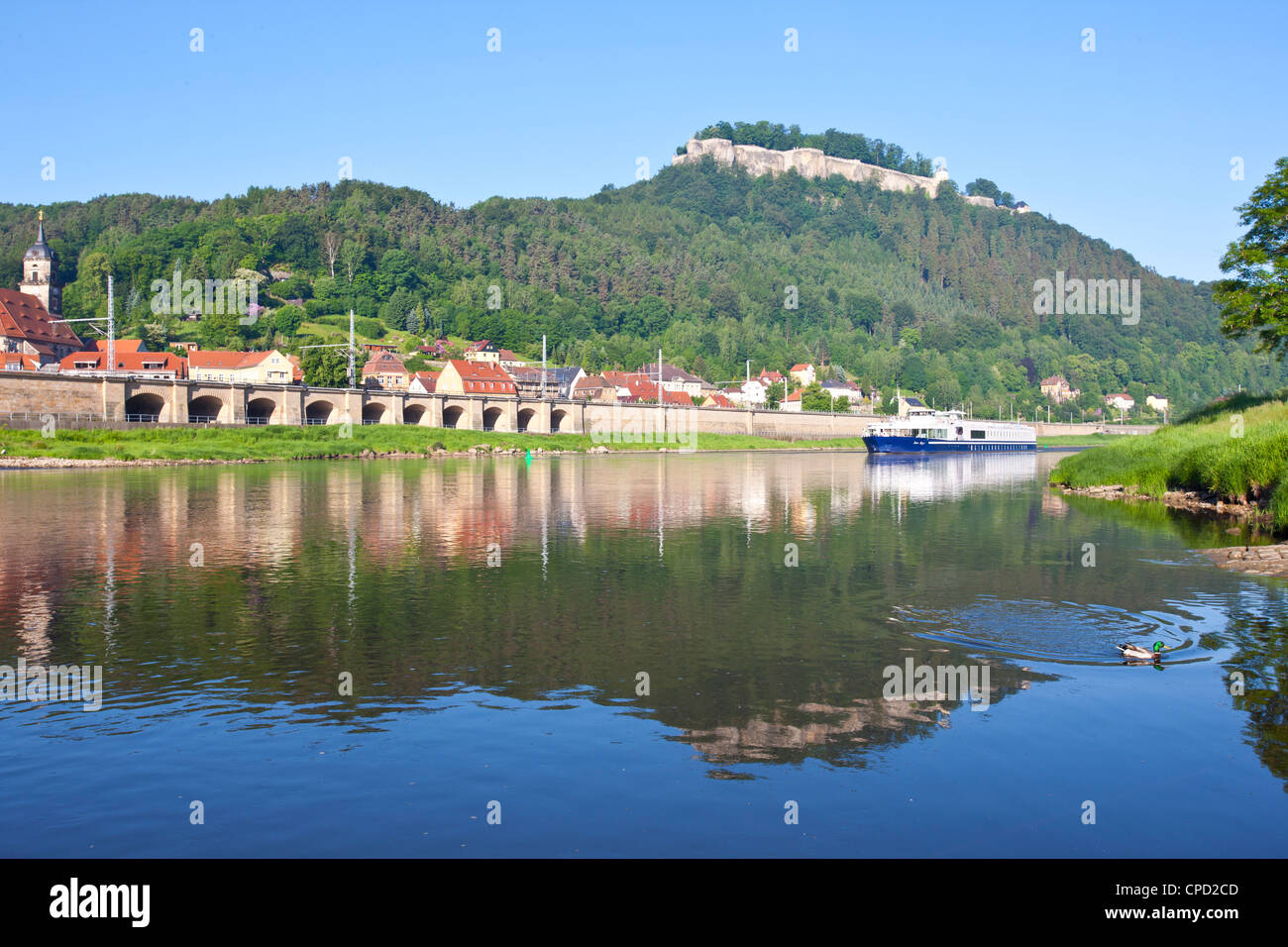La nave di crociera floating lungo il fiume Elba, in Sassonia, Germania, Europa Foto Stock
