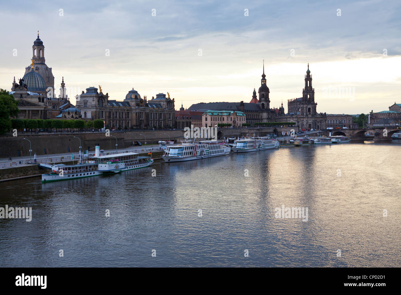 Alba sul fiume Elba a Dresda in background, in Sassonia, Germania, Europa Foto Stock