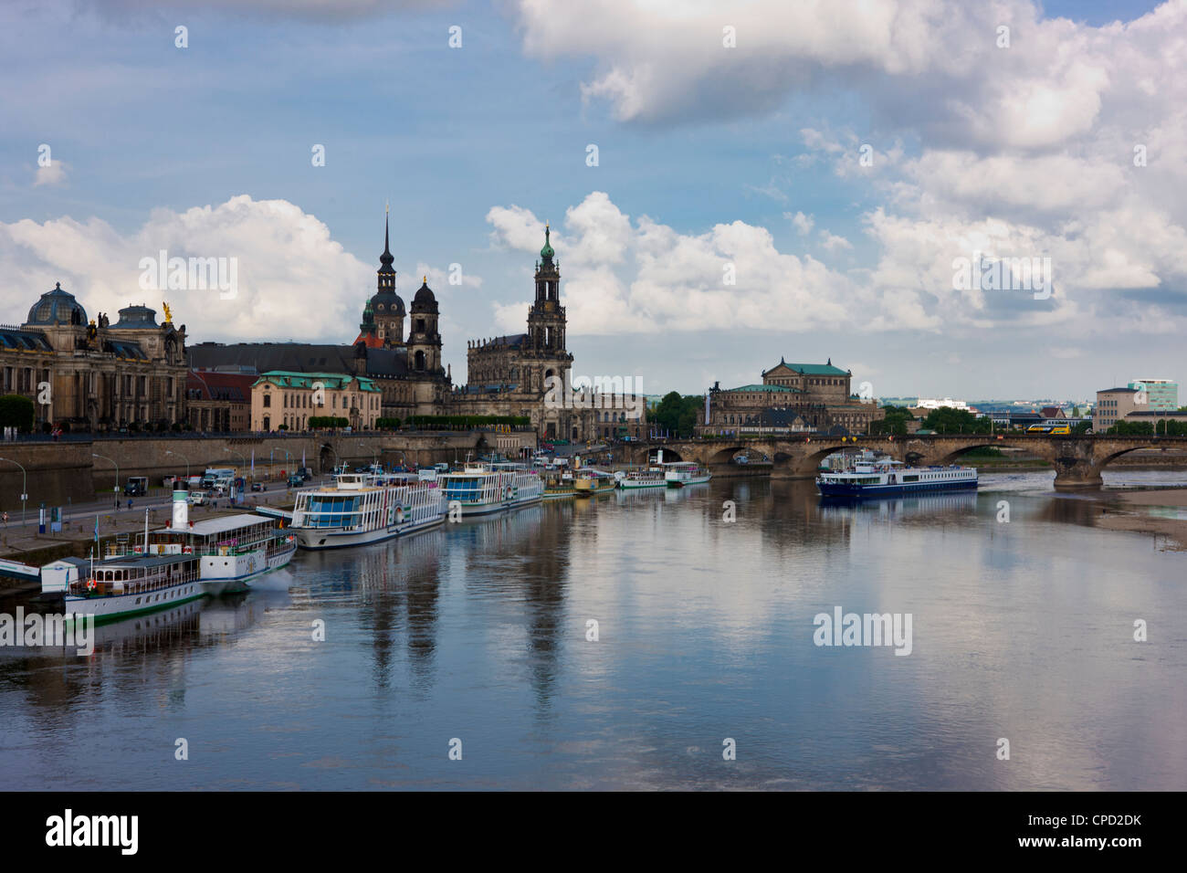 Navi da crociera sul fiume Elba a Dresda, Sassonia, Germania, Europa Foto Stock