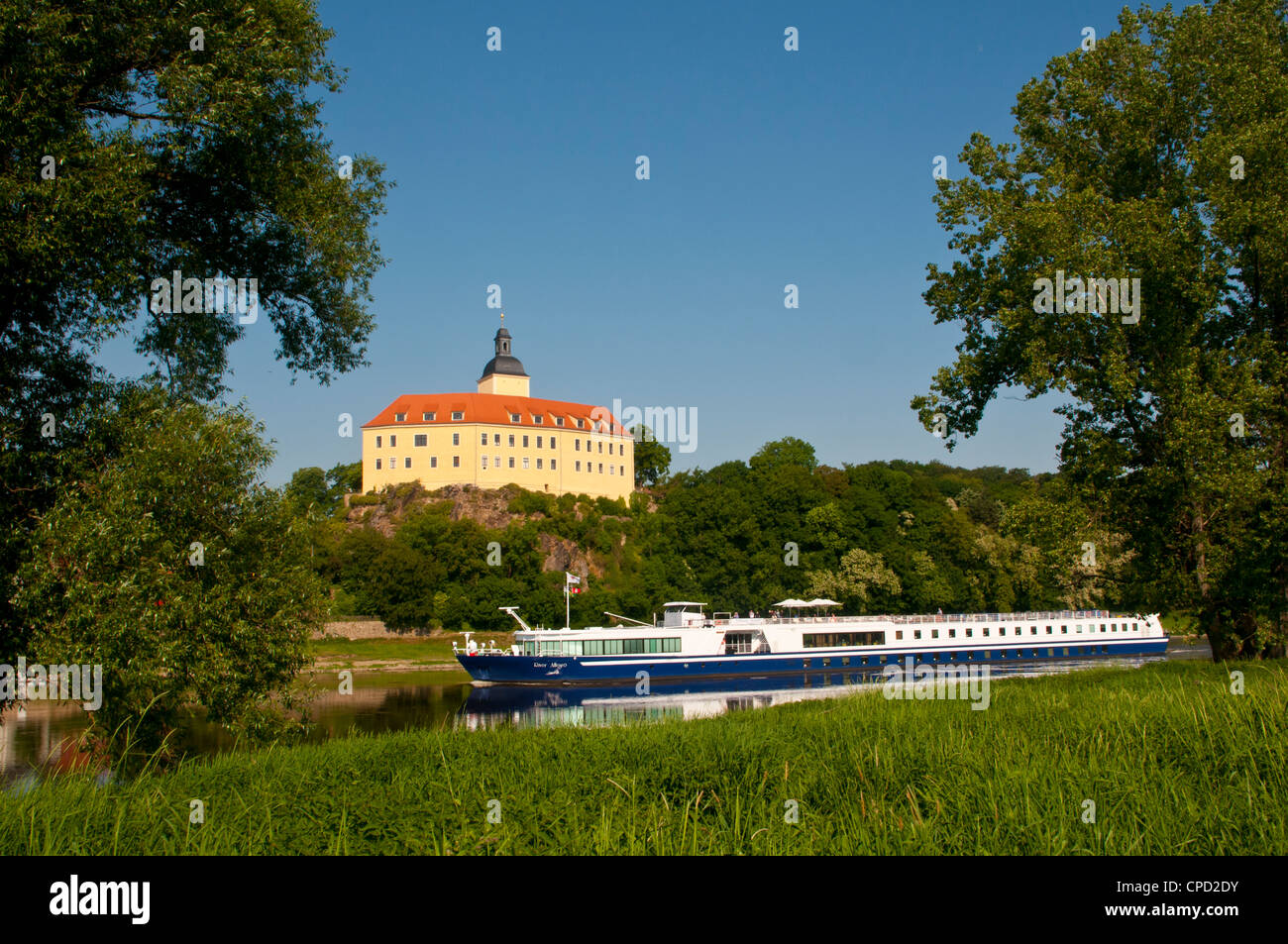 La nave di crociera sul fiume Elba nella parte anteriore del castello Hirschstein, in Sassonia, Germania, Europa Foto Stock