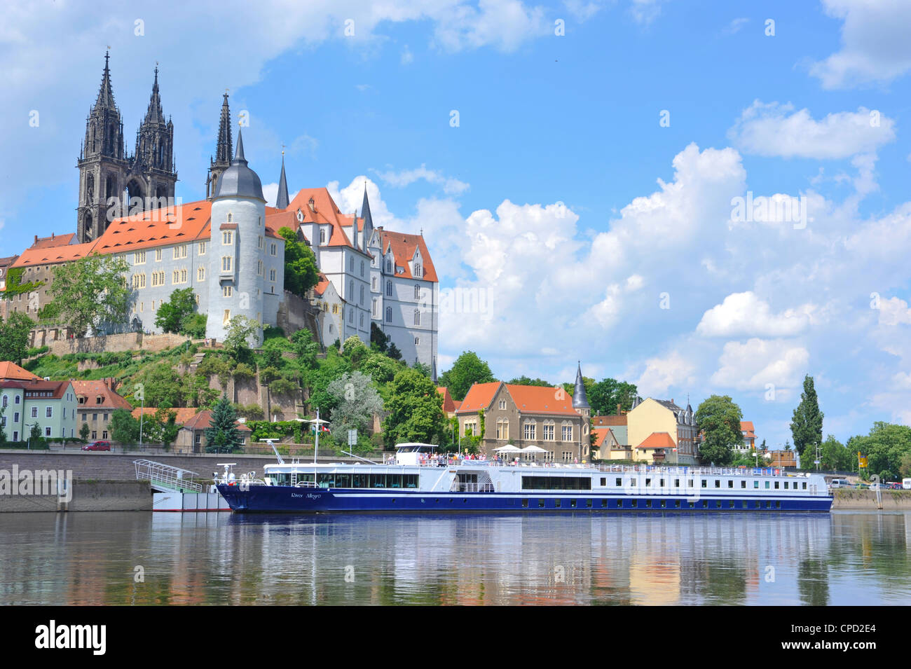La nave di crociera sul fiume Elba prima di Albrechtsburg a Meissen, in Sassonia, Germania, Europa Foto Stock
