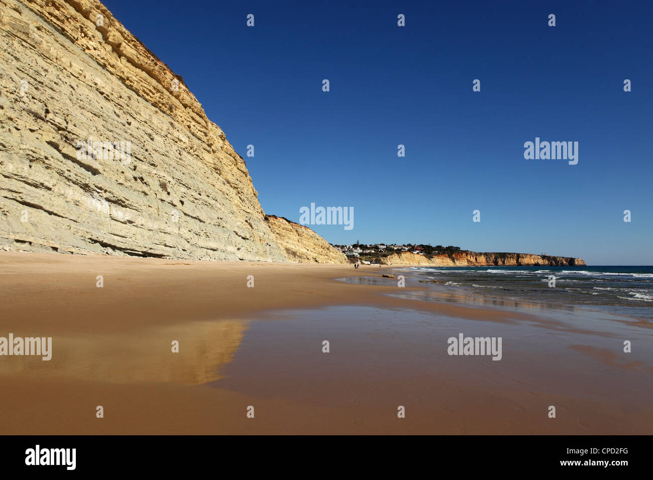 Golden Sands e ripide scogliere stratificata, tipica del litorale Atlantico vicino a Lagos, Algarve, Portogallo, Europa Foto Stock
