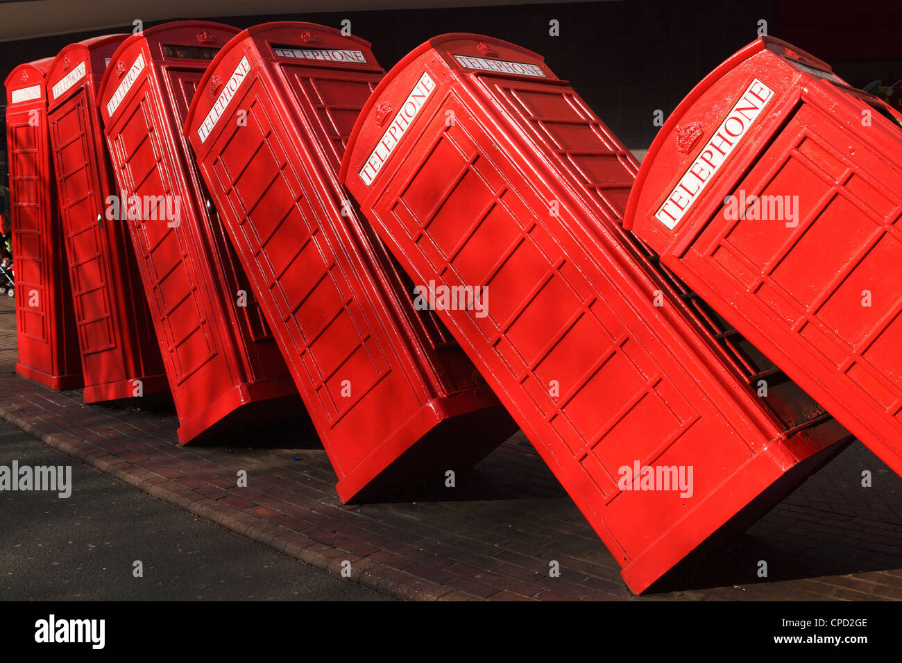 Britannico rosso K2 le cabine telefoniche, David Mach fuori di ordine scultura, a Kingston-upon-Thames, un sobborgo di Londra, Inghilterra, Regno Unito Foto Stock