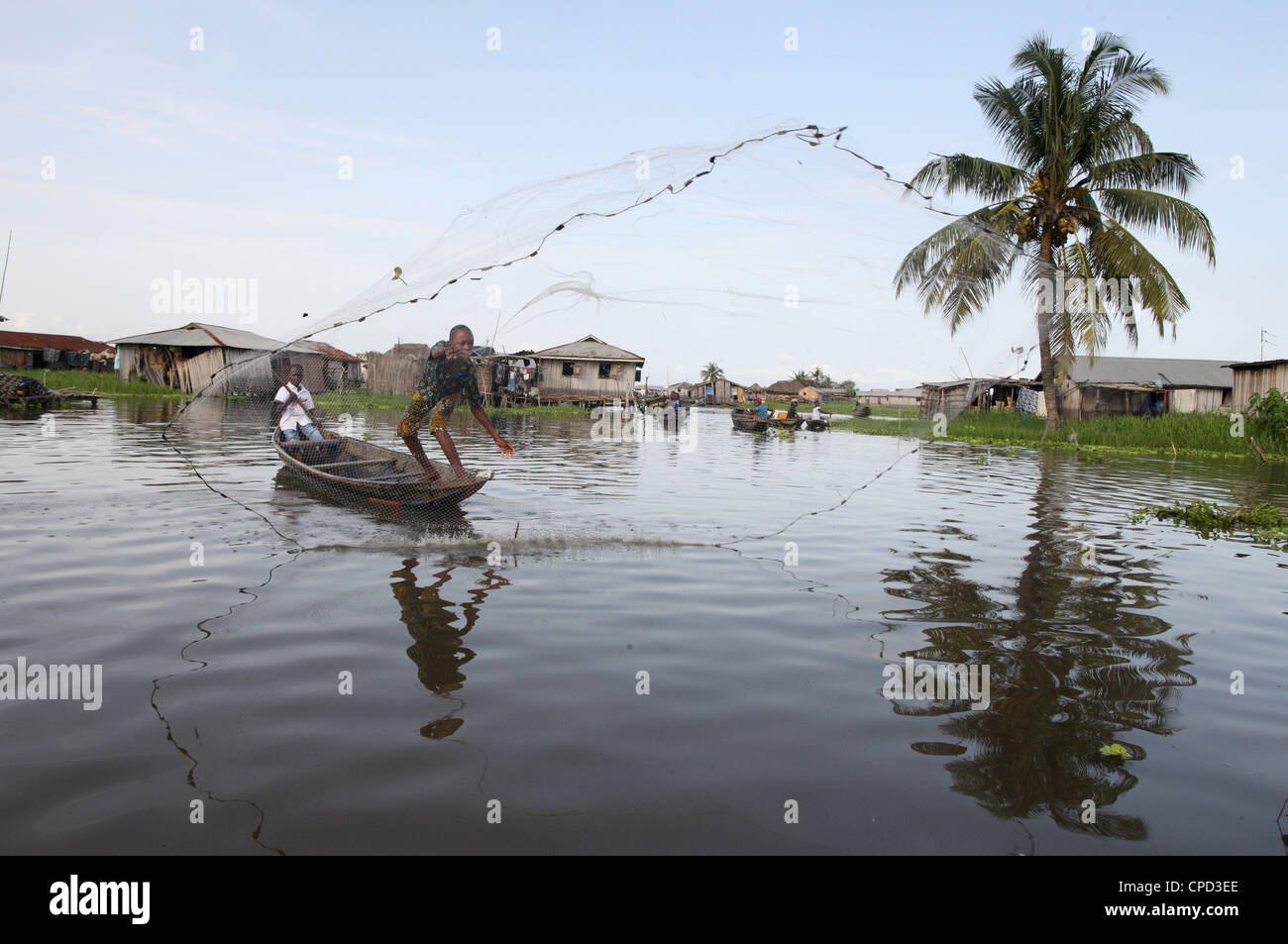 La pesca in lago Ganvie villaggio sul lago Nokoue, Benin, Africa occidentale, Africa Foto Stock