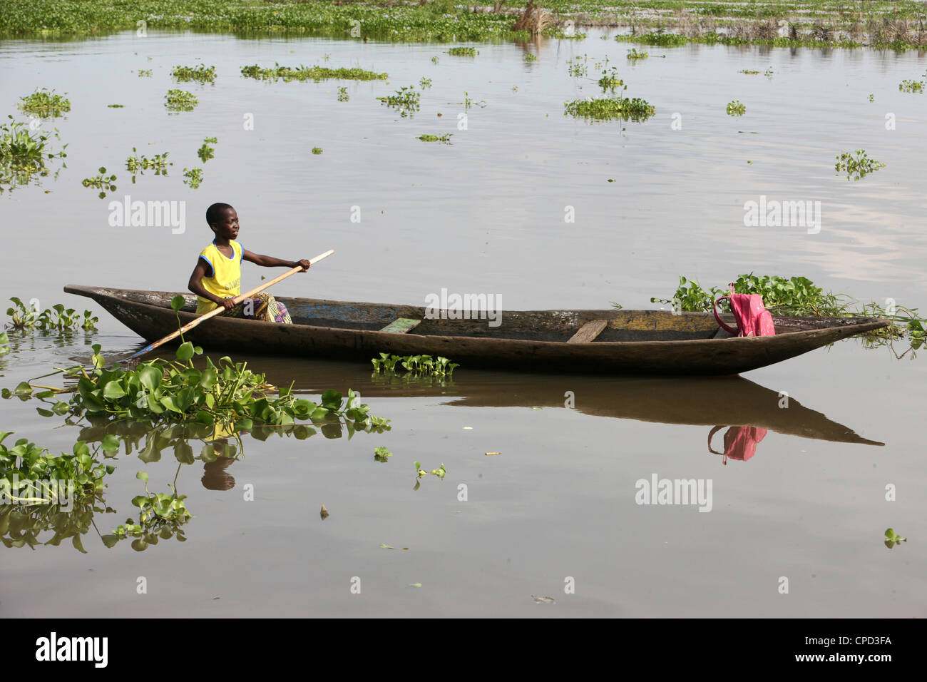 Barca nelle vicinanze lago Ganvie villaggio sul lago Nokoue, Benin, Africa occidentale, Africa Foto Stock