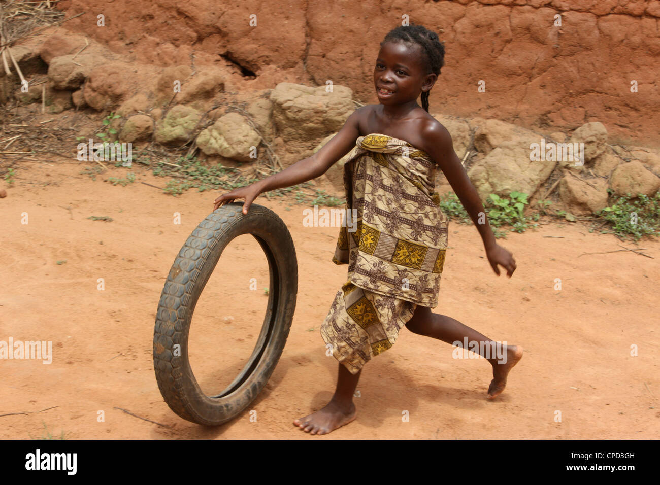 Bambino che gioca con un pneumatico, Tori, Benin, Africa occidentale, Africa Foto Stock