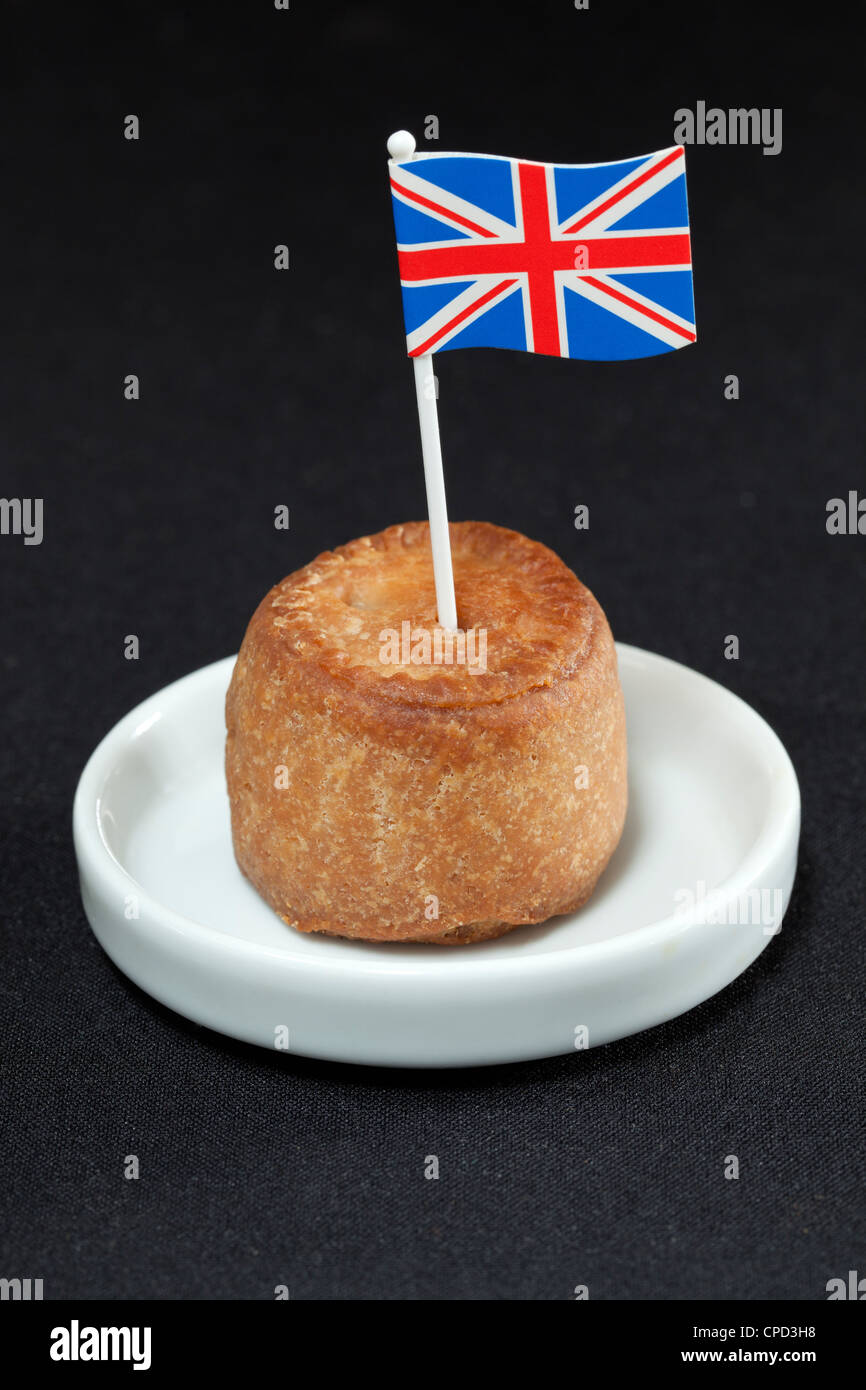 British pasticcio di maiale con union jack flag su sfondo nero Foto Stock