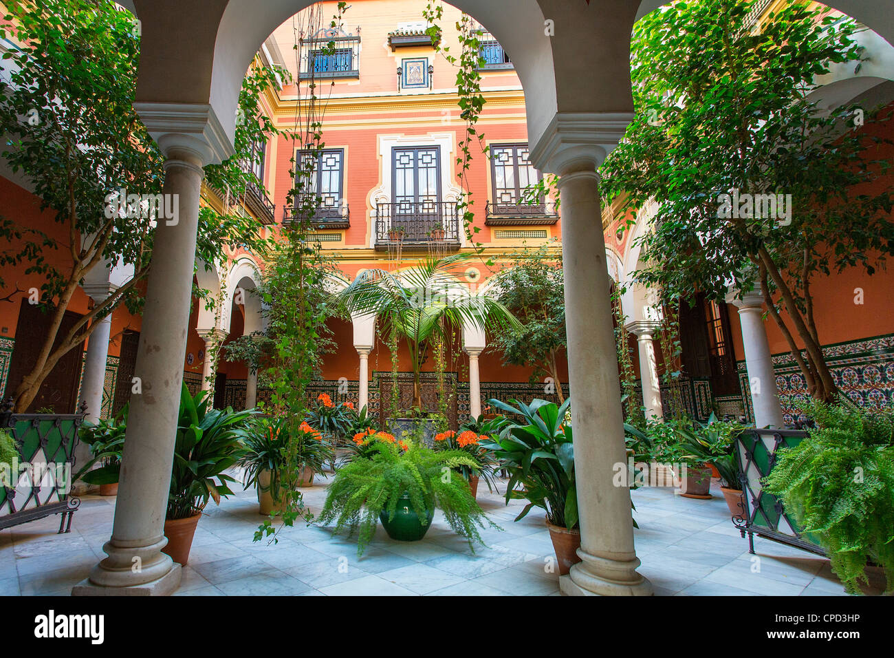 Europa Spagna Andalusia, Siviglia, patio nel quartiere Santa Cruz Foto Stock
