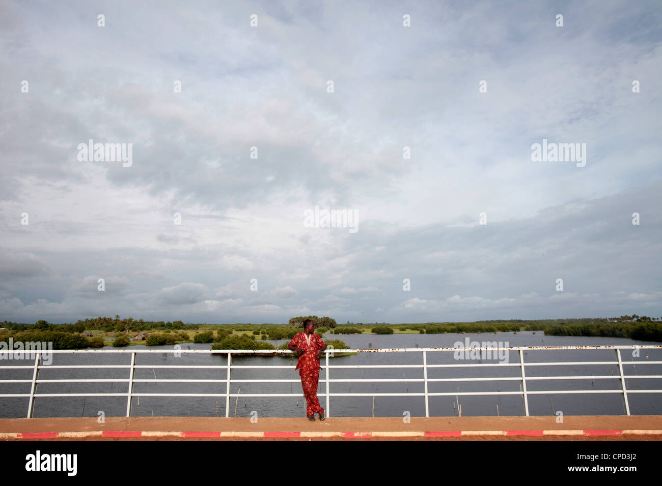 L'uomo africano su un ponte, Ouidah, Benin, Africa occidentale, Africa Foto Stock