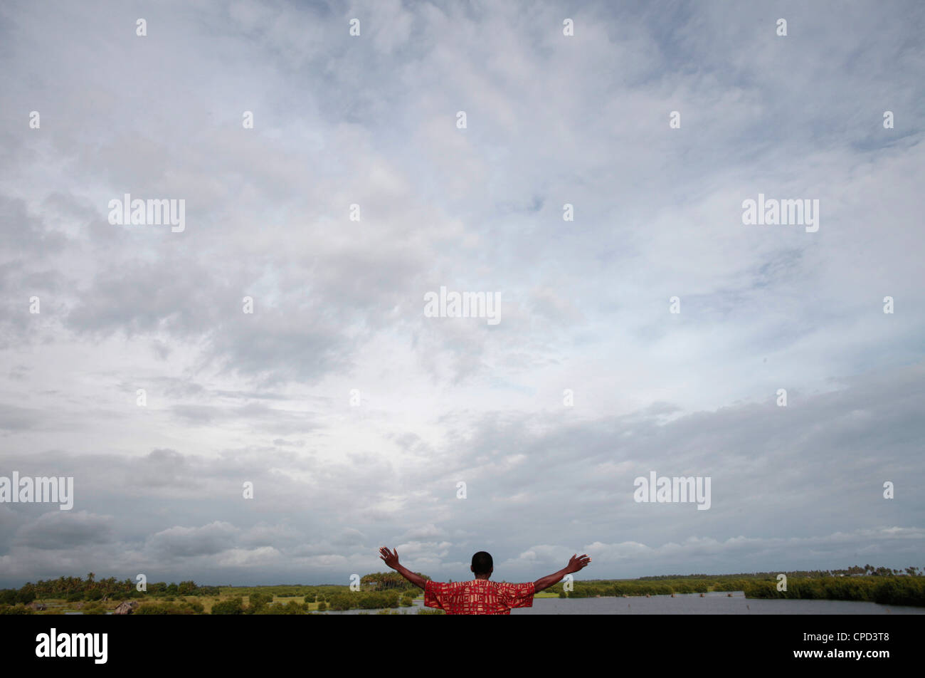 L'uomo africano guardando il cielo, Ouidah, Benin, Africa occidentale, Africa Foto Stock