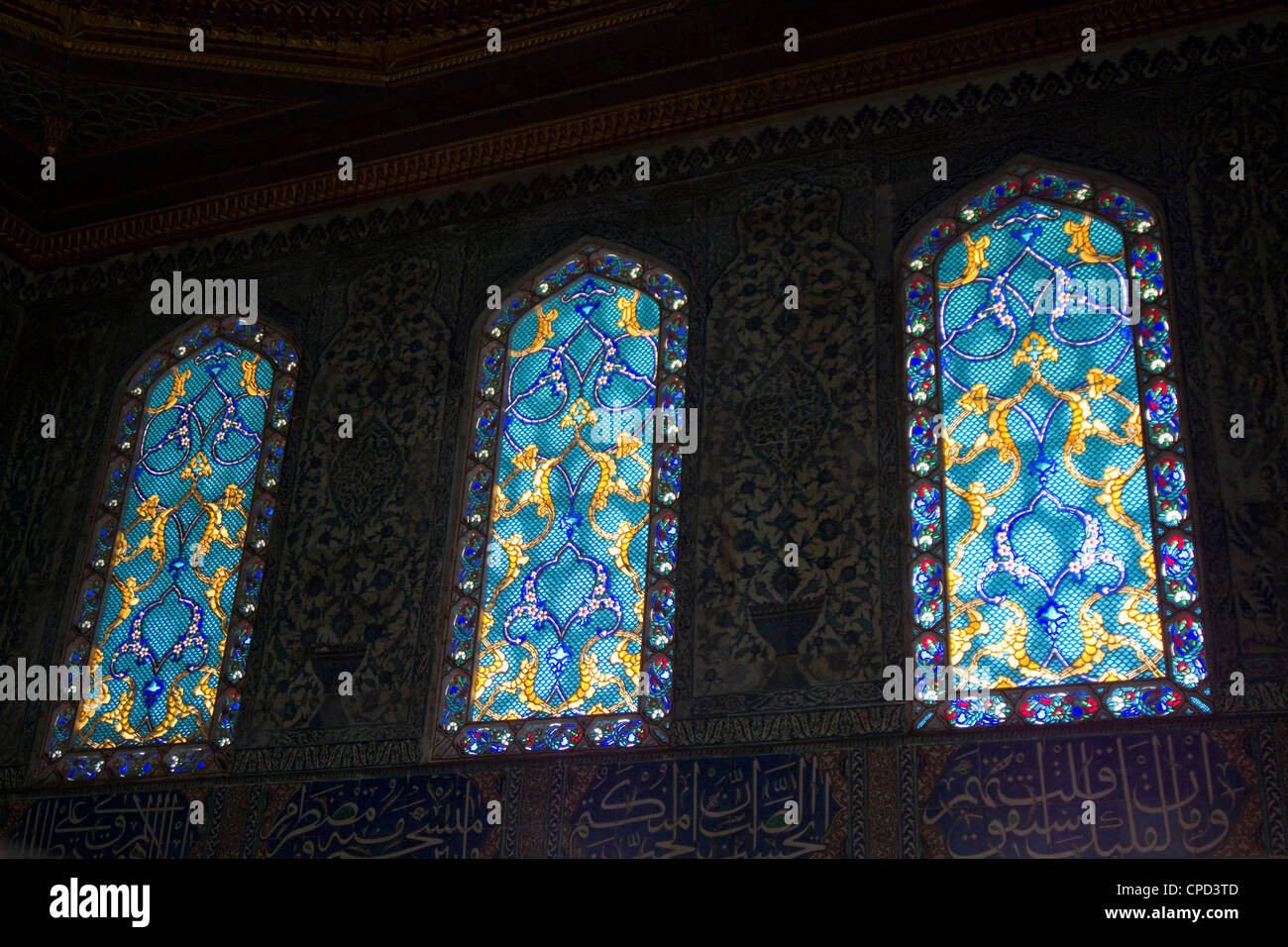 Grandi finestre di vetro macchiate in Harem, Il Palazzo di Topkapi, Istanbul, Turchia Foto Stock