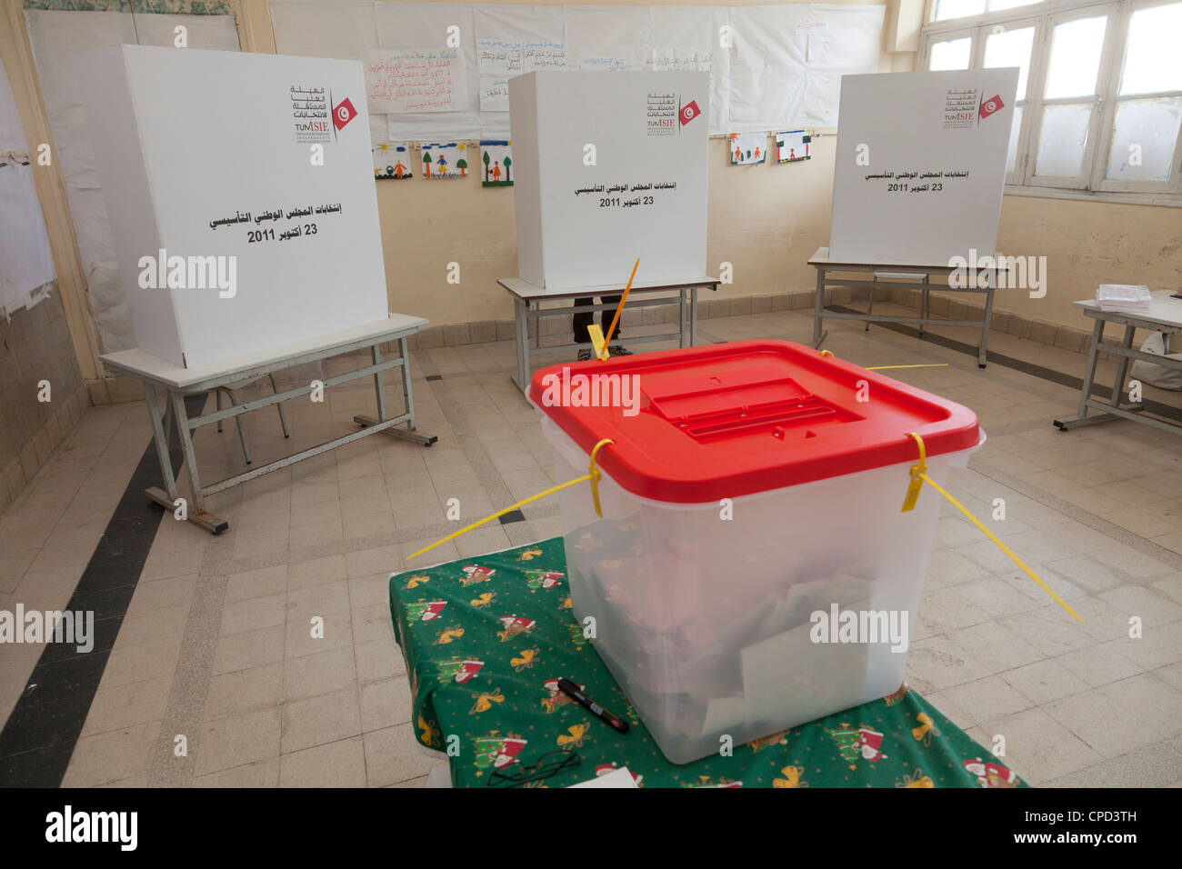 Casella di polling e cabine per l'elezione dell'Assemblea Costituente, Tunisi, Tunisia, Africa Settentrionale, Africa Foto Stock