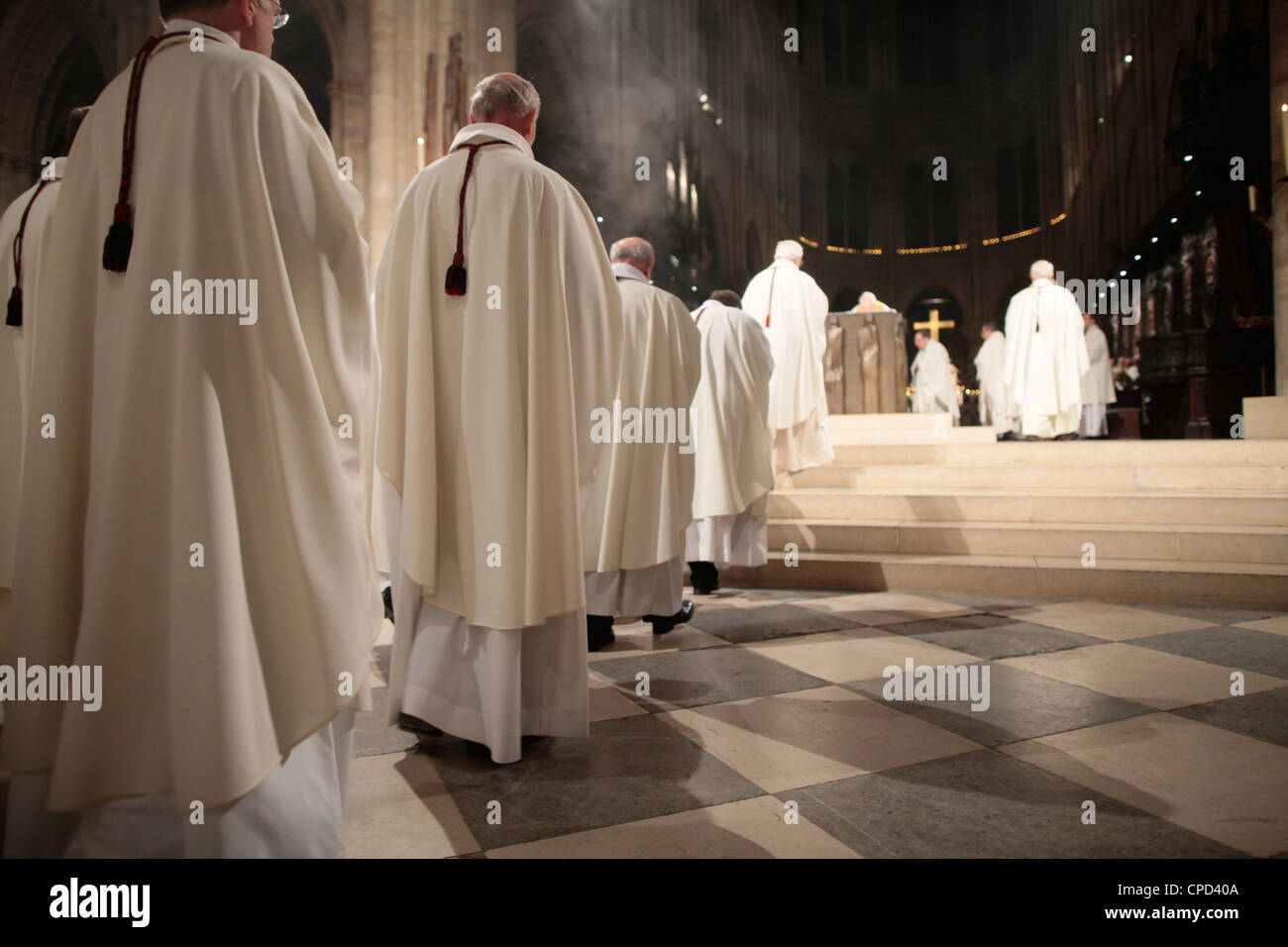 I sacerdoti' processione nella cattedrale di Notre Dame de Paris cathedral, Parigi, Francia, Europa Foto Stock