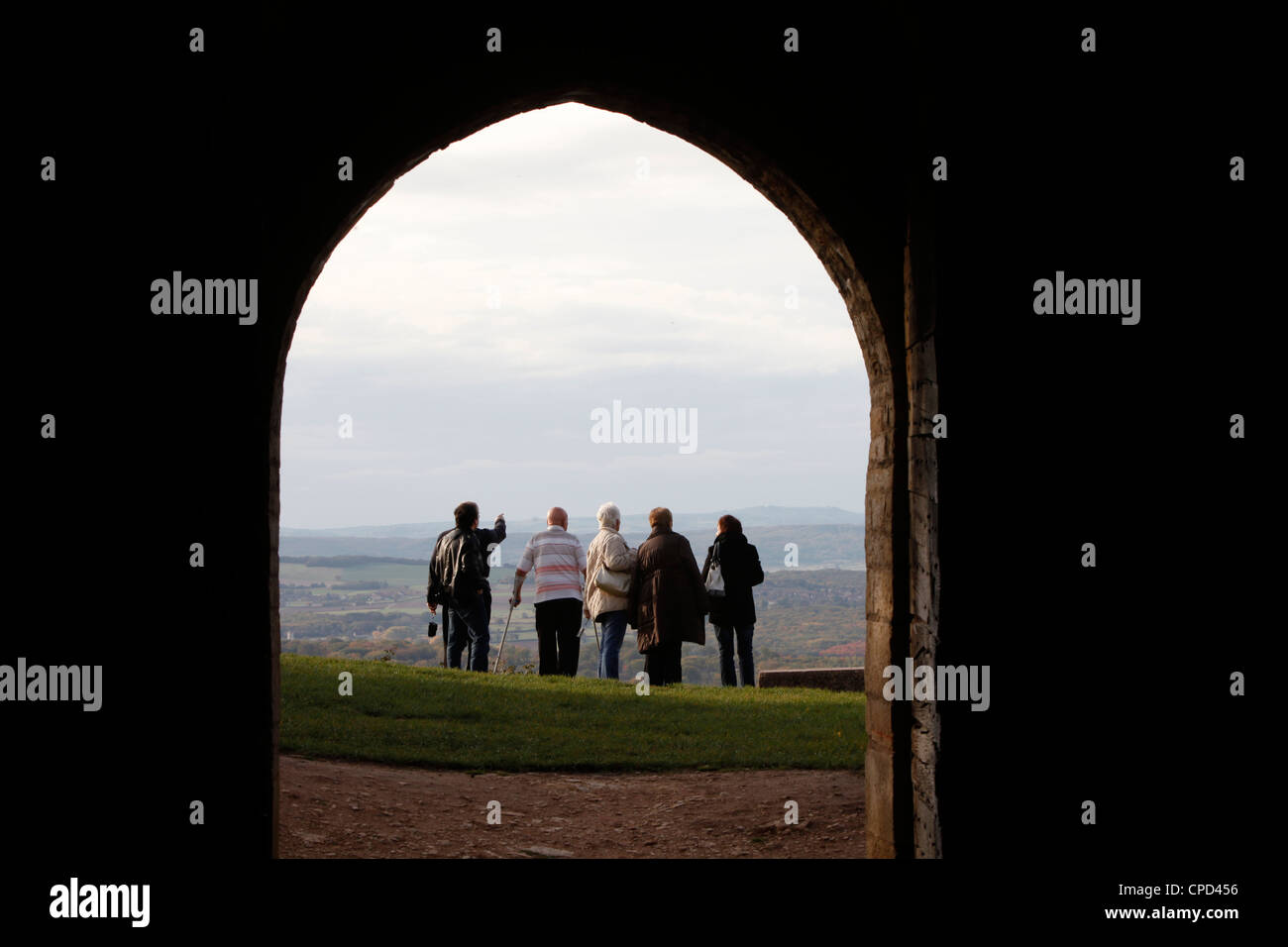 I turisti alla ricerca di un paesaggio panoramico, Brancion, Saône-et-Loire, Borgogna, in Francia, in Europa Foto Stock