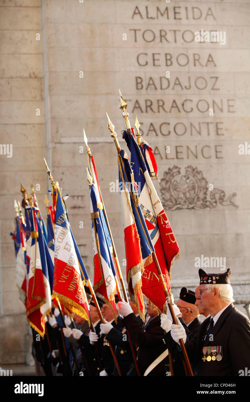 Veterani di Guerra all'Arc de Triomphe, Parigi, Francia, Europa Foto Stock