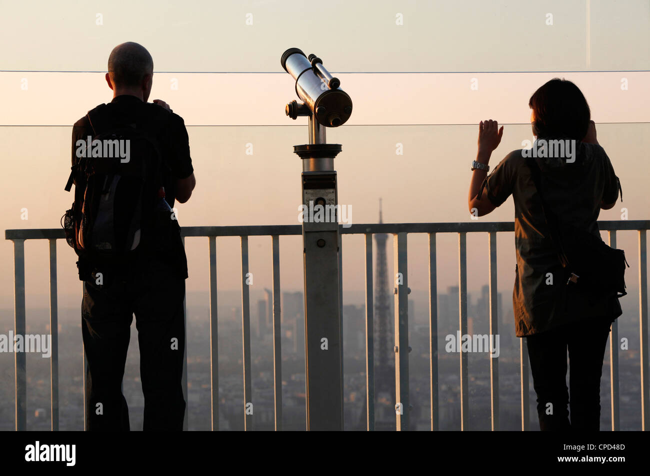 I turisti sulla cima della torre di Montparnasse, Parigi, Francia, Europa Foto Stock