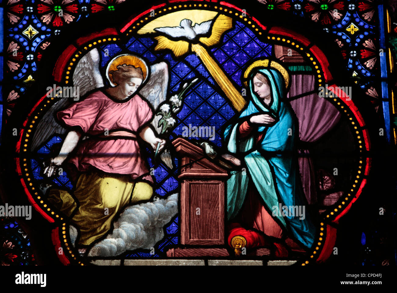 Annunciazione di Maria in vetro colorato in Sainte Clotilde chiesa, Parigi, Francia, Europa Foto Stock