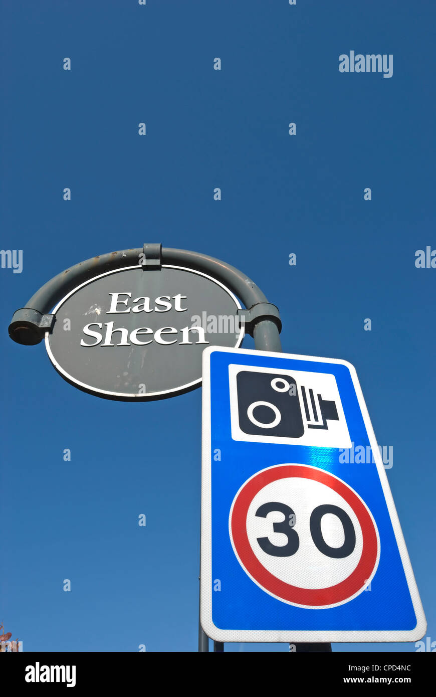 Cartello stradale ad East Sheen, a sud-ovest di Londra, Inghilterra, accanto a segni di 30mph limite di velocità e telecamere di esecuzione Foto Stock