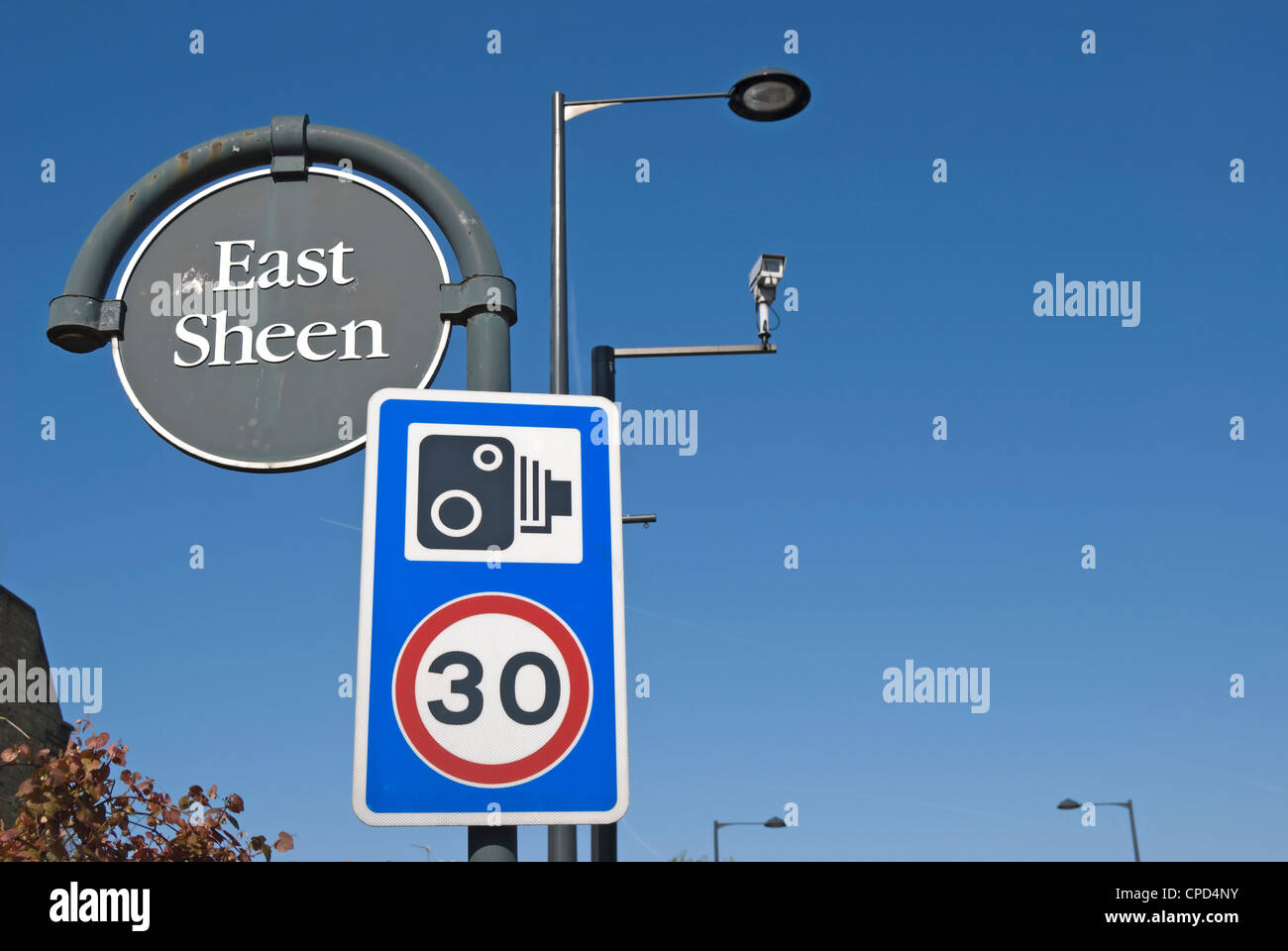 Cartello stradale ad East Sheen, a sud-ovest di Londra, Inghilterra, accanto a segni di 30mph limite di velocità e telecamere di esecuzione Foto Stock