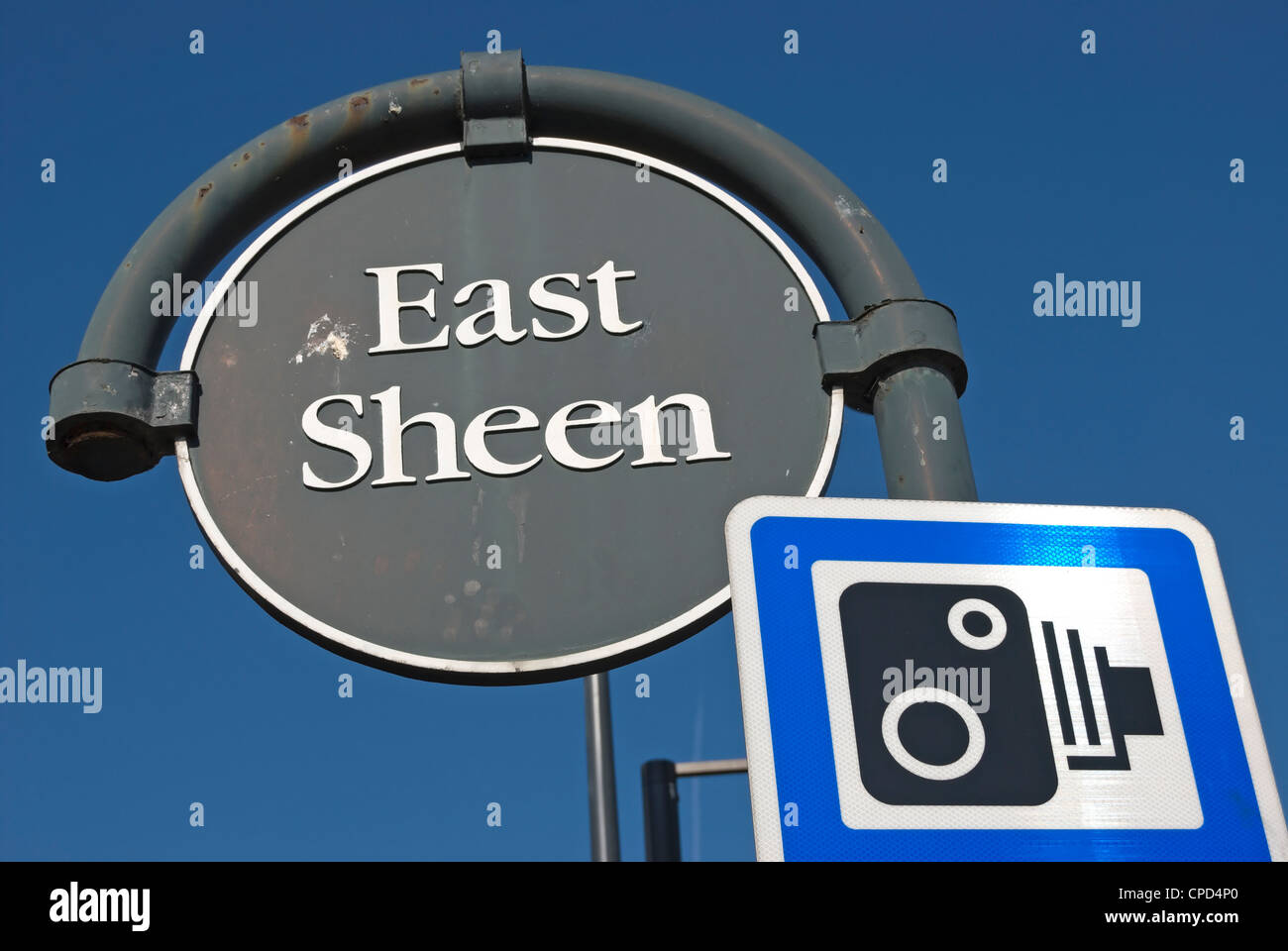 Cartello stradale ad East Sheen, a sud-ovest di Londra, Inghilterra, accanto a firmare per il limite di velocità di esecuzione delle telecamere Foto Stock