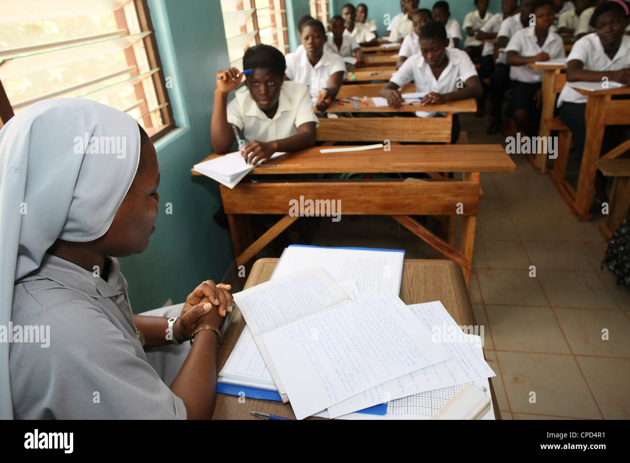Suora cattolica di insegnamento in una scuola secondaria a Lomé, Togo, Africa occidentale, Africa Foto Stock