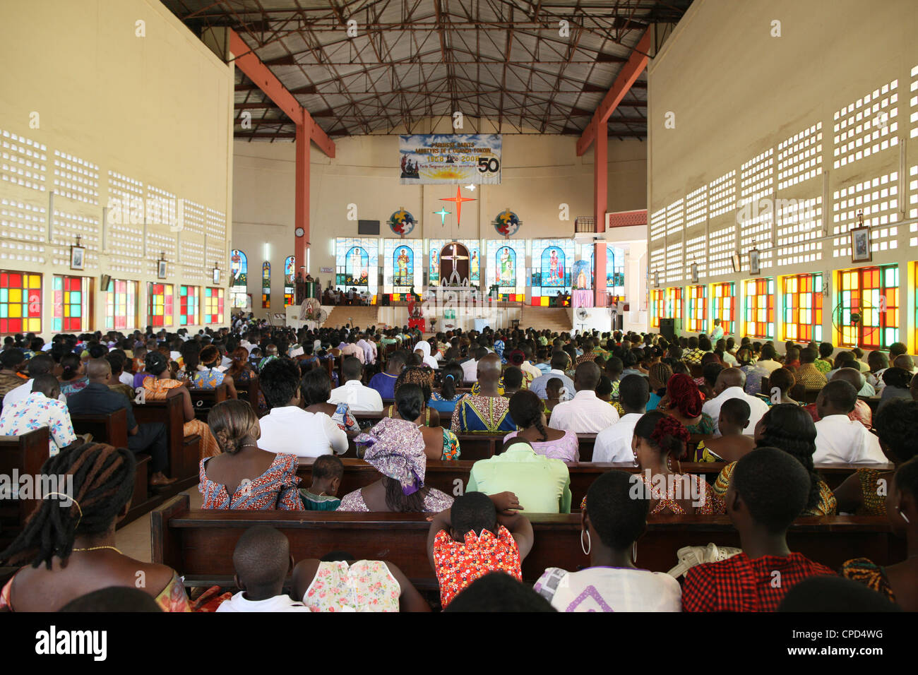 Messa cattolica in una Chiesa africana, a Lomé, Togo, Africa occidentale, Africa Foto Stock