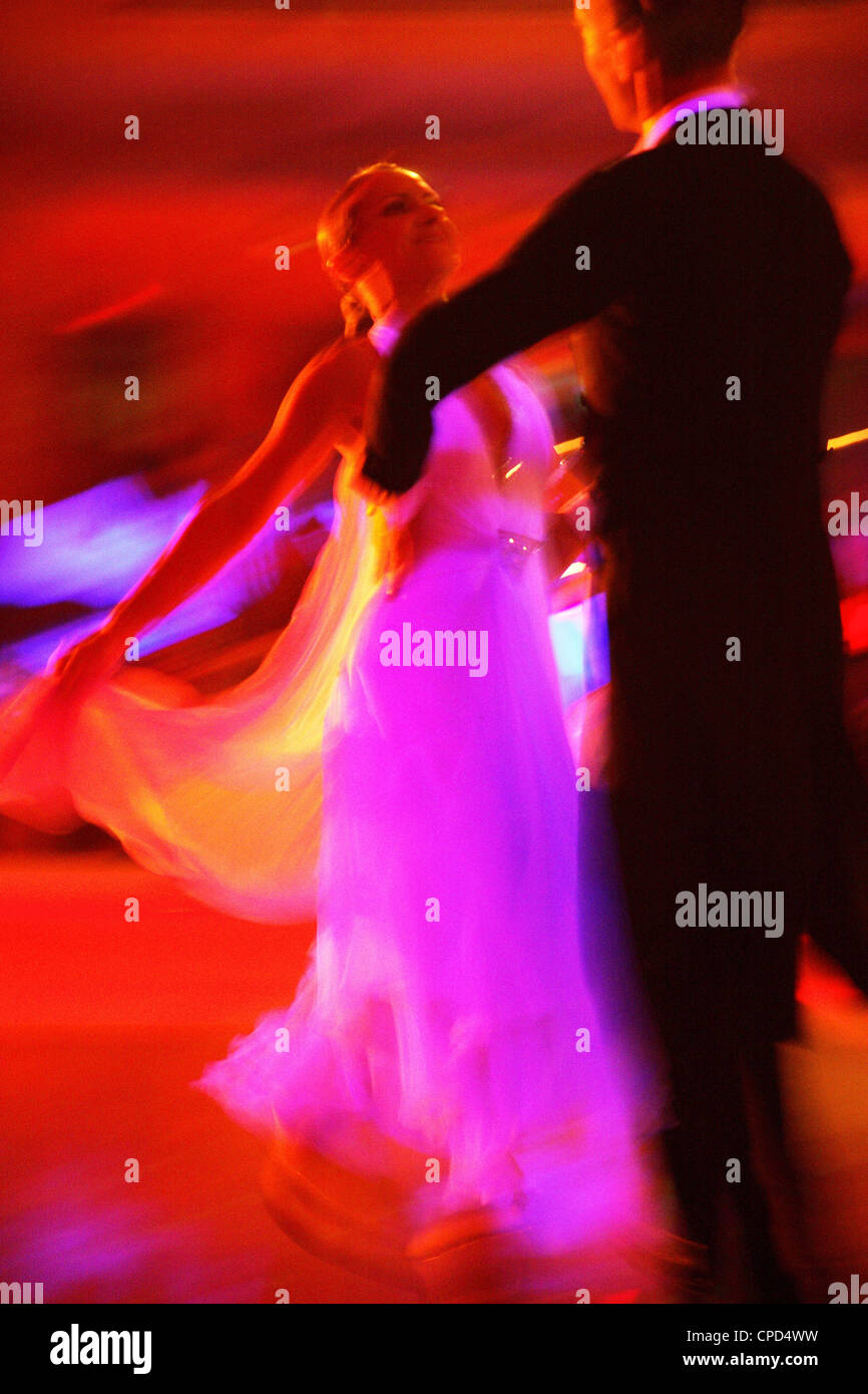 Il Ballo Liscio Valzer Ballerini Di Tango Foto Stock Alamy