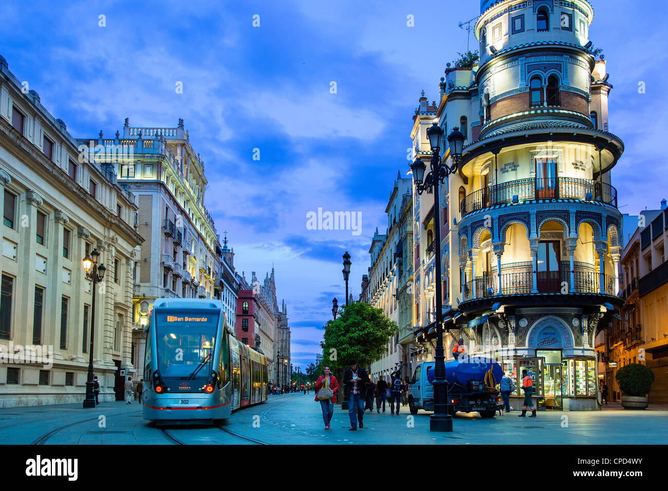 Siviglia, tram in Avenida de la Constitucion Foto Stock