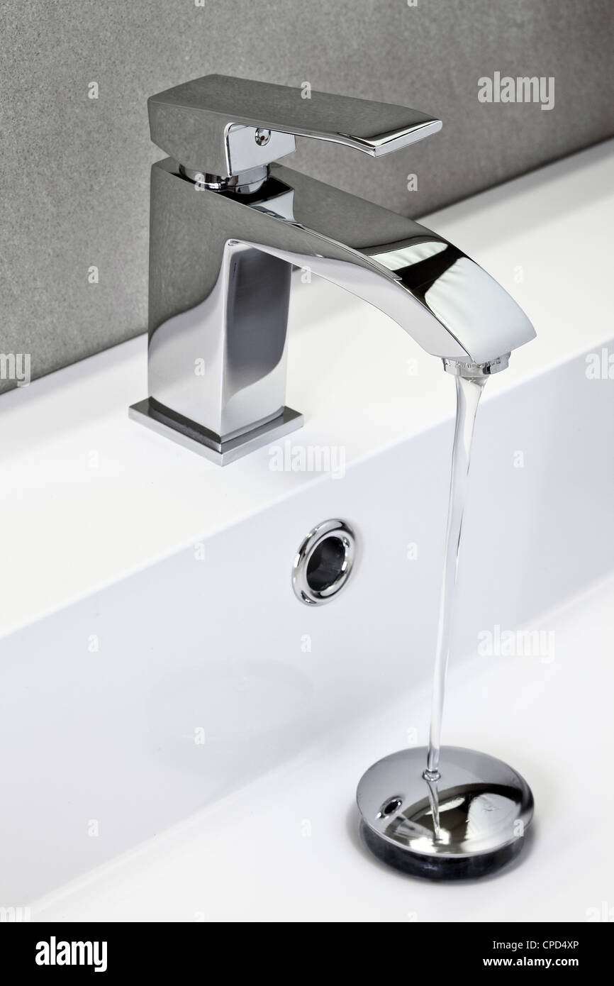 Chrome tocca nel bagno moderno Foto Stock