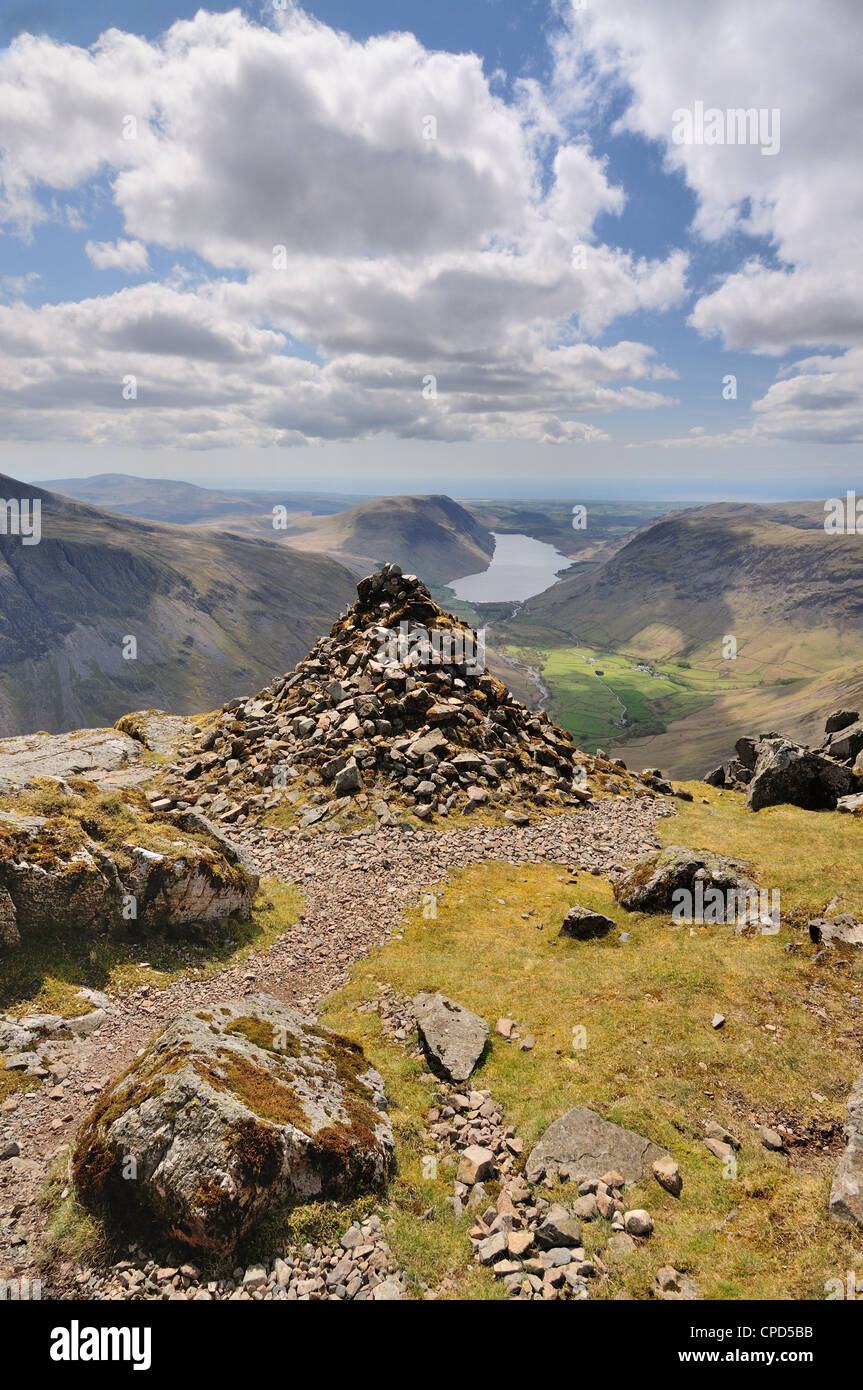La Westmorland Cairn sul vertice del grande timpano, montagna nel Lake District inglese Foto Stock
