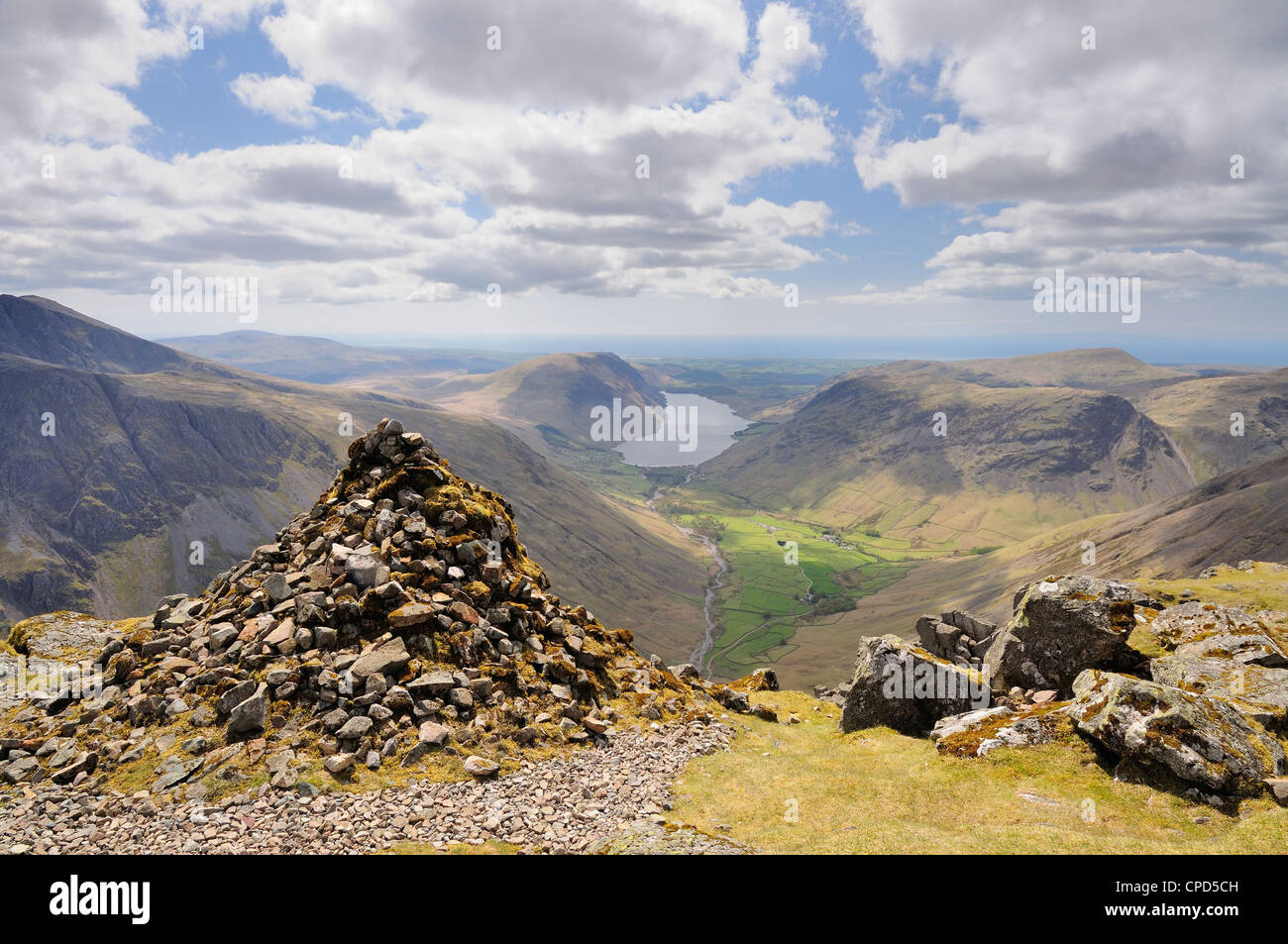 La Westmorland Cairn sul vertice del grande timpano con Wasdale e Wastwater in background Foto Stock