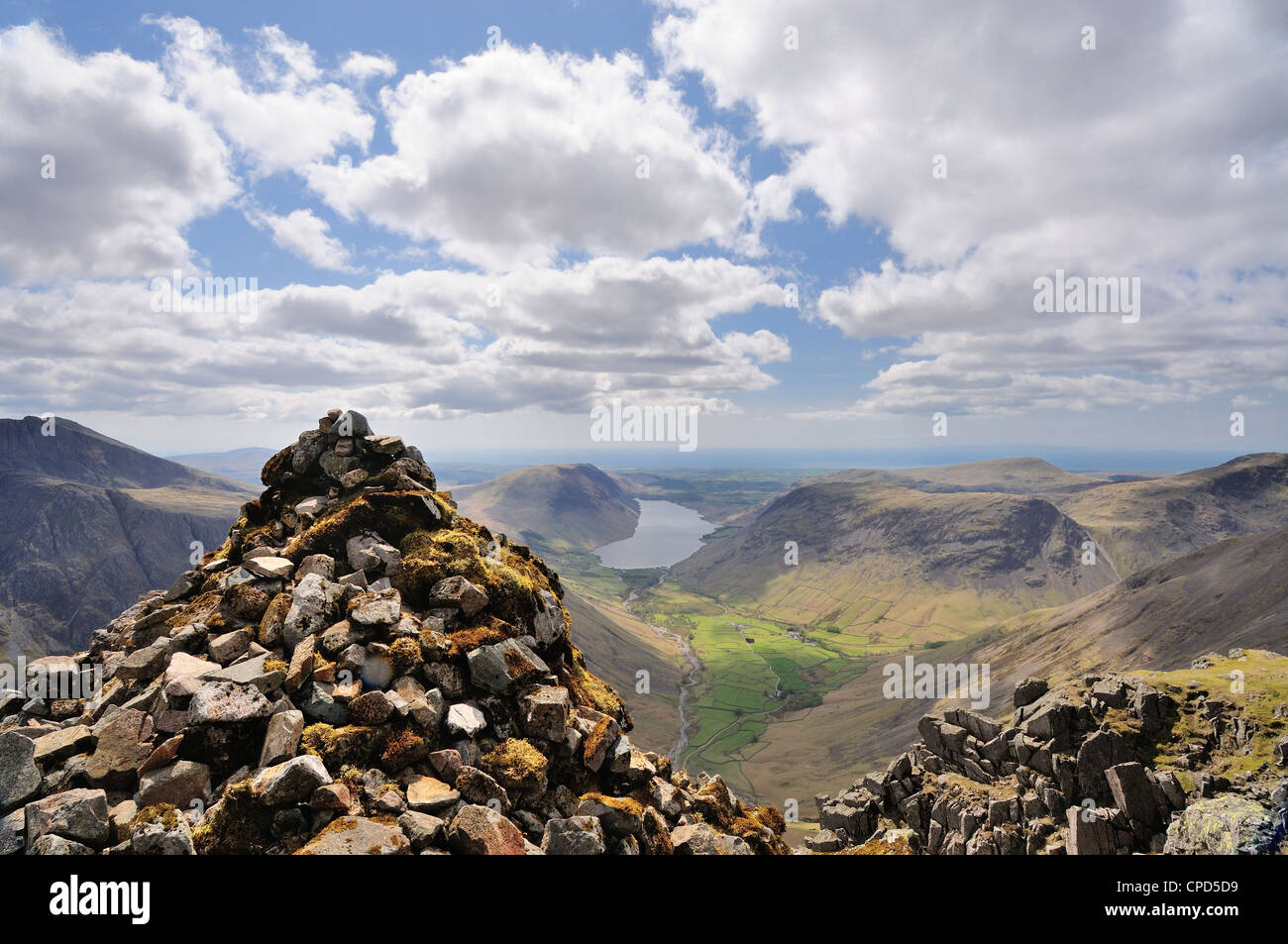 La Westmorland Cairn sul vertice del grande timpano nel Lake District inglese, con Wasdale e Wastwater in background Foto Stock