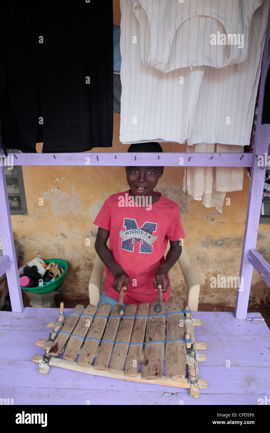 Ragazzo africano la riproduzione di musica, a Lomé, Togo, Africa occidentale, Africa Foto Stock