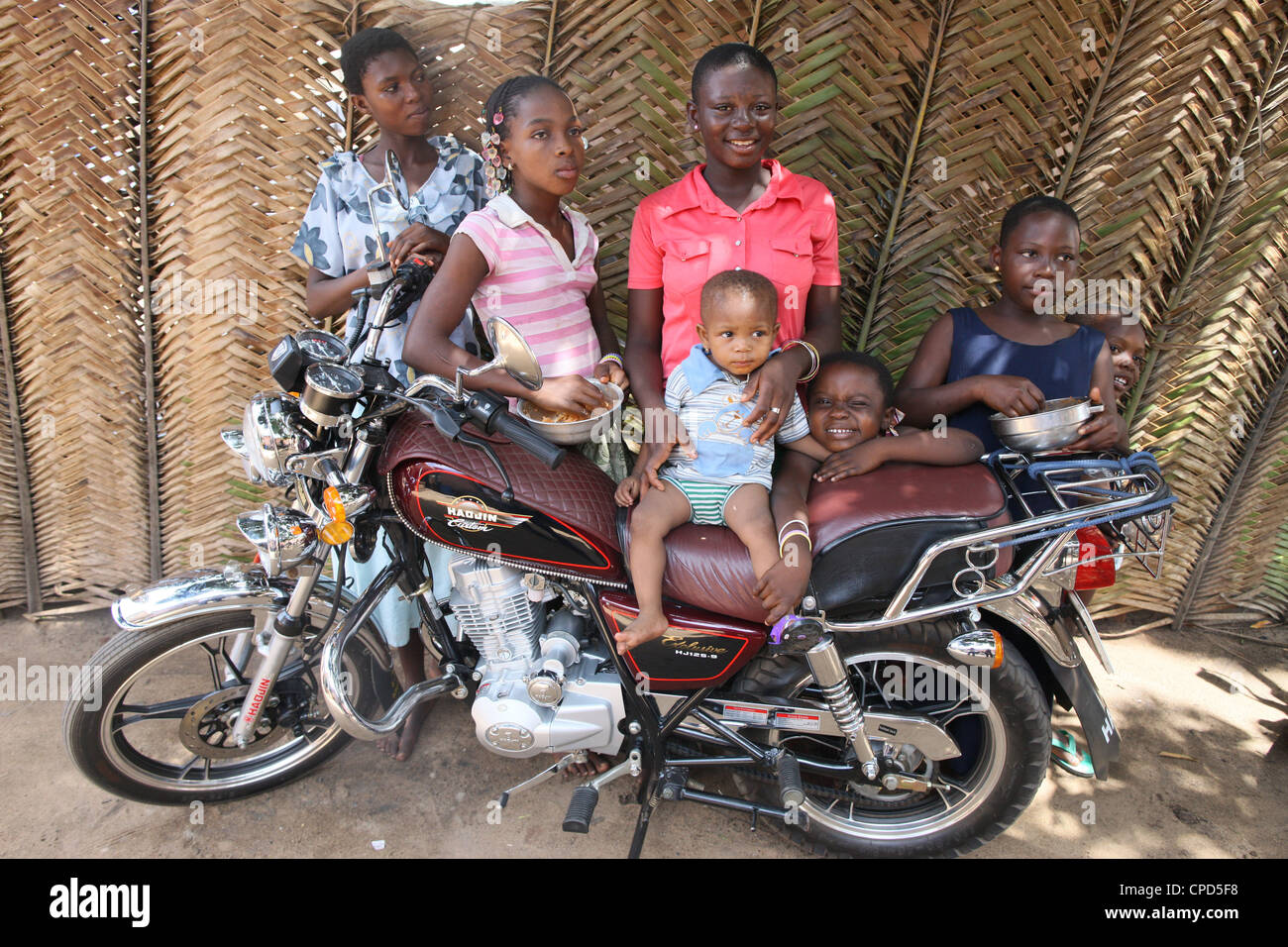 Famiglia intorno a un moto, a Lomé, Togo, Africa occidentale, Africa Foto Stock