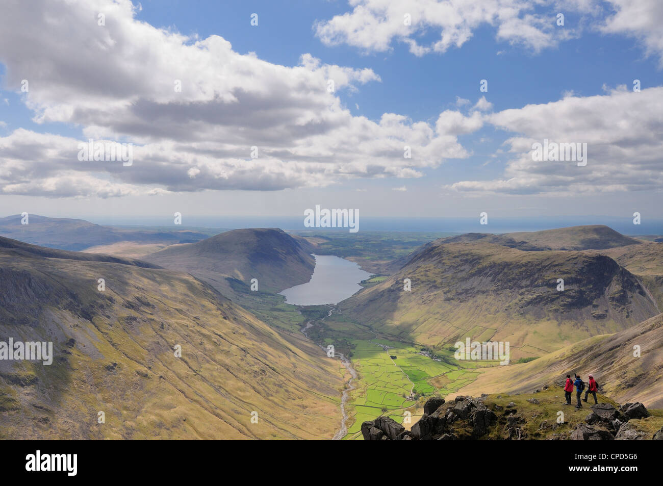 Walkers ammirando la vista su Wasdale e Wastwater dal grande timpano, montagna nel Lake District inglese Foto Stock
