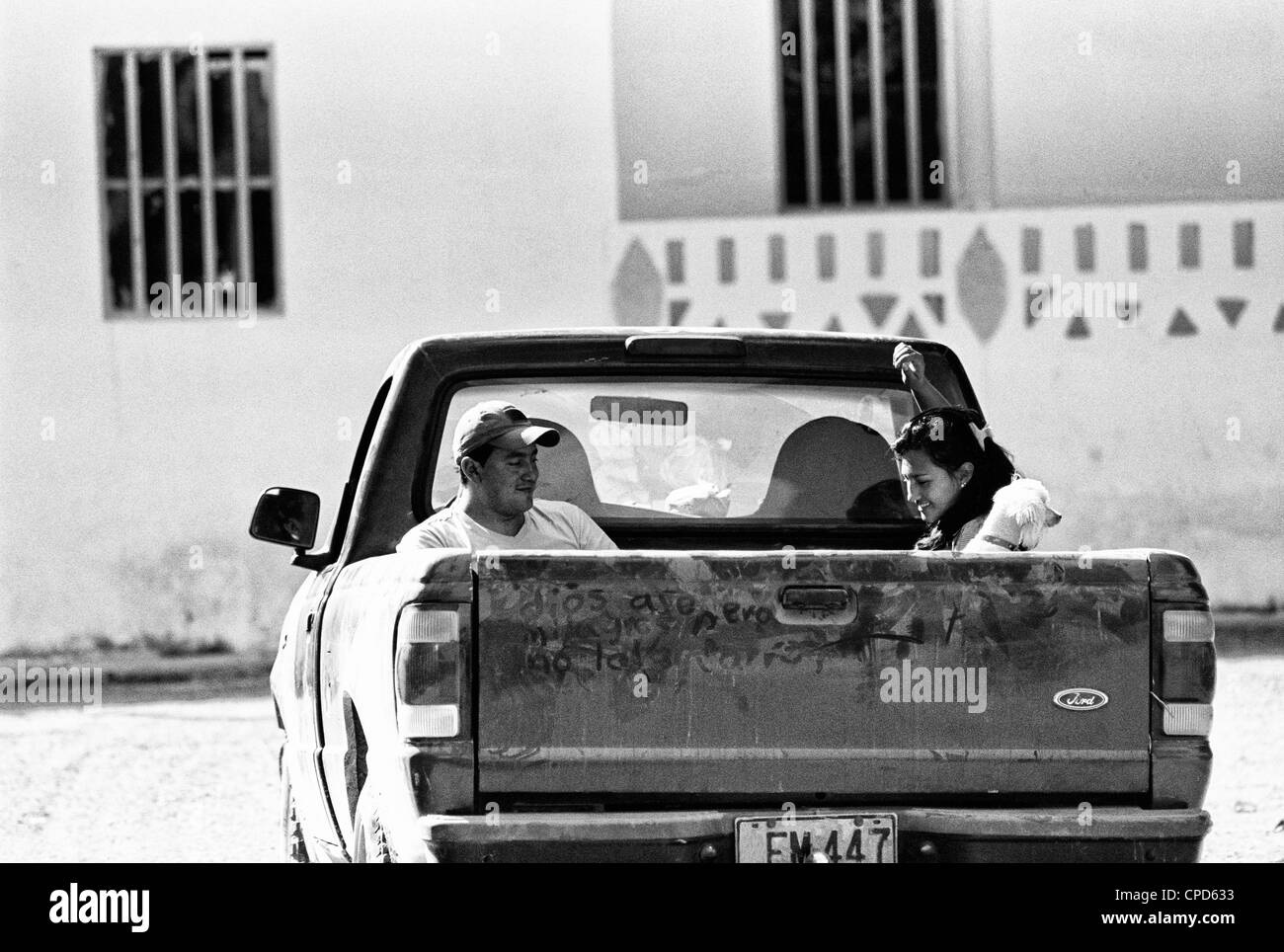 Persone su un vecchio pick up veicolo. Sutamarchan, Boyacá, Colombia, Sud America Foto Stock
