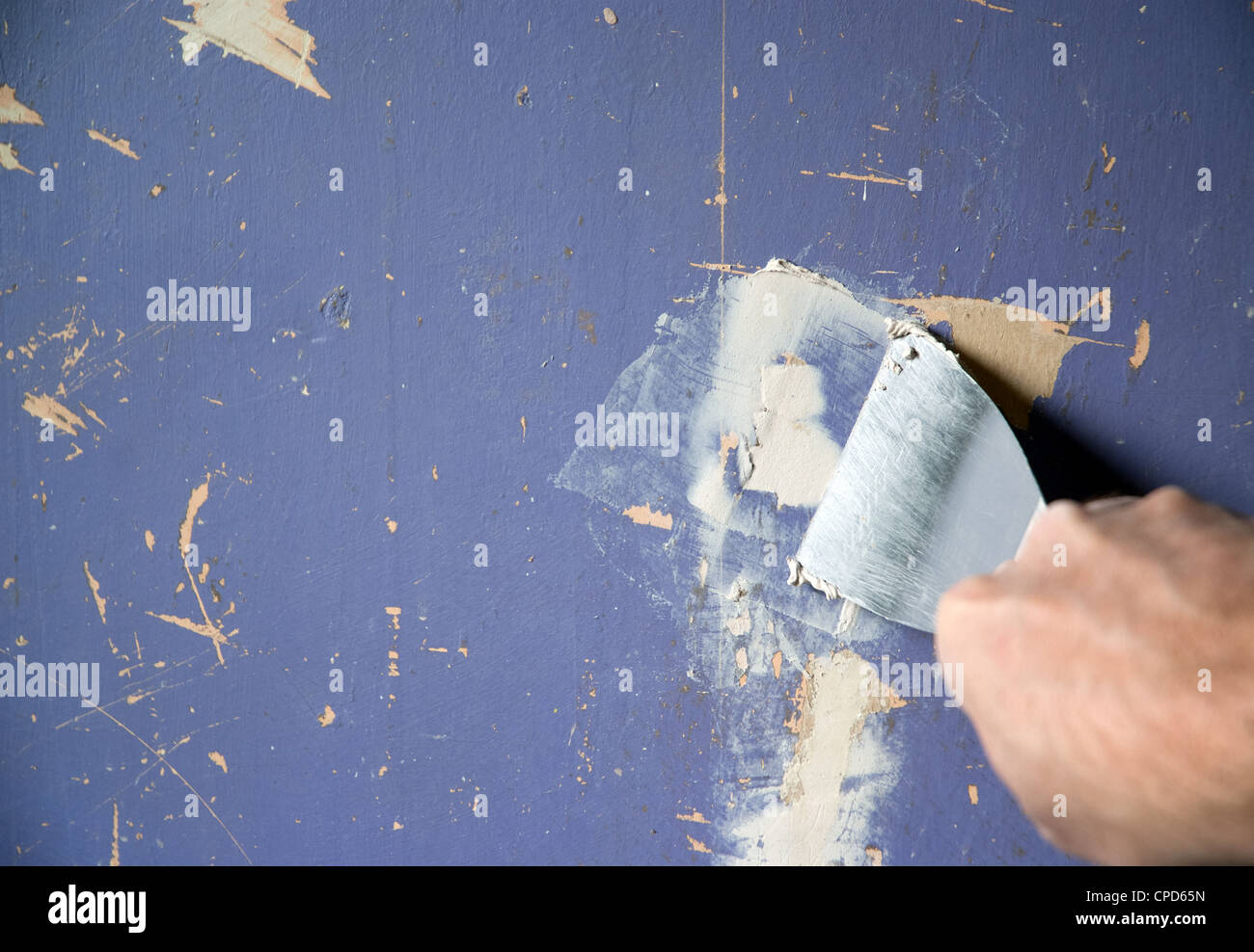 Riempimento di decoratore parete danneggiata con un materiale di riempimento . Foto Stock