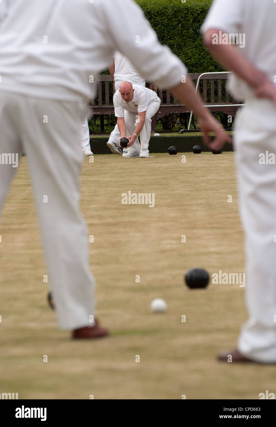 Un bowler viene dato istruzioni prima di bowling Foto Stock
