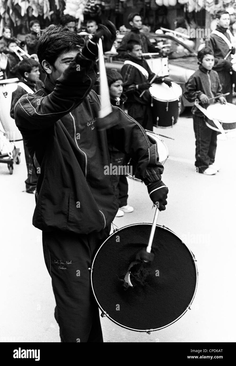 Scuola Junior Marching Band di eseguire in strada di Nobsa, Boyacá, Colombia. Foto Stock