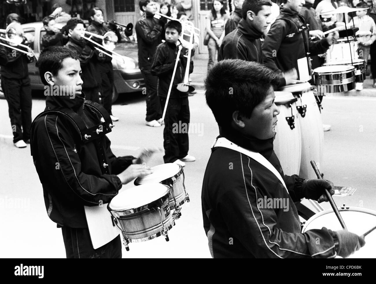 Scuola Junior Marching Band di eseguire in strada di Nobsa, Boyacá, Colombia. Foto Stock