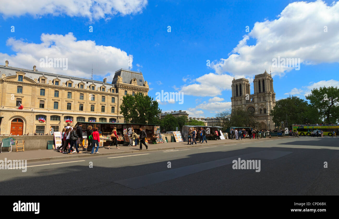 Riva Sinistra di Parigi, la prefettura de Police e la Cattedrale di Notre Dame. I turisti guardano i chioschi di fornitori in un assolato pomeriggio di primavera Foto Stock