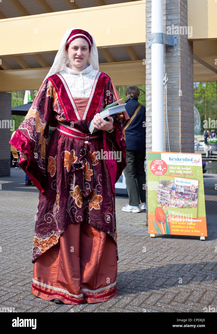 A piena lunghezza Ritratto di una donna vestito in abiti tradizionali, promuovendo il giardino Keukenhof, Paesi Bassi Foto Stock