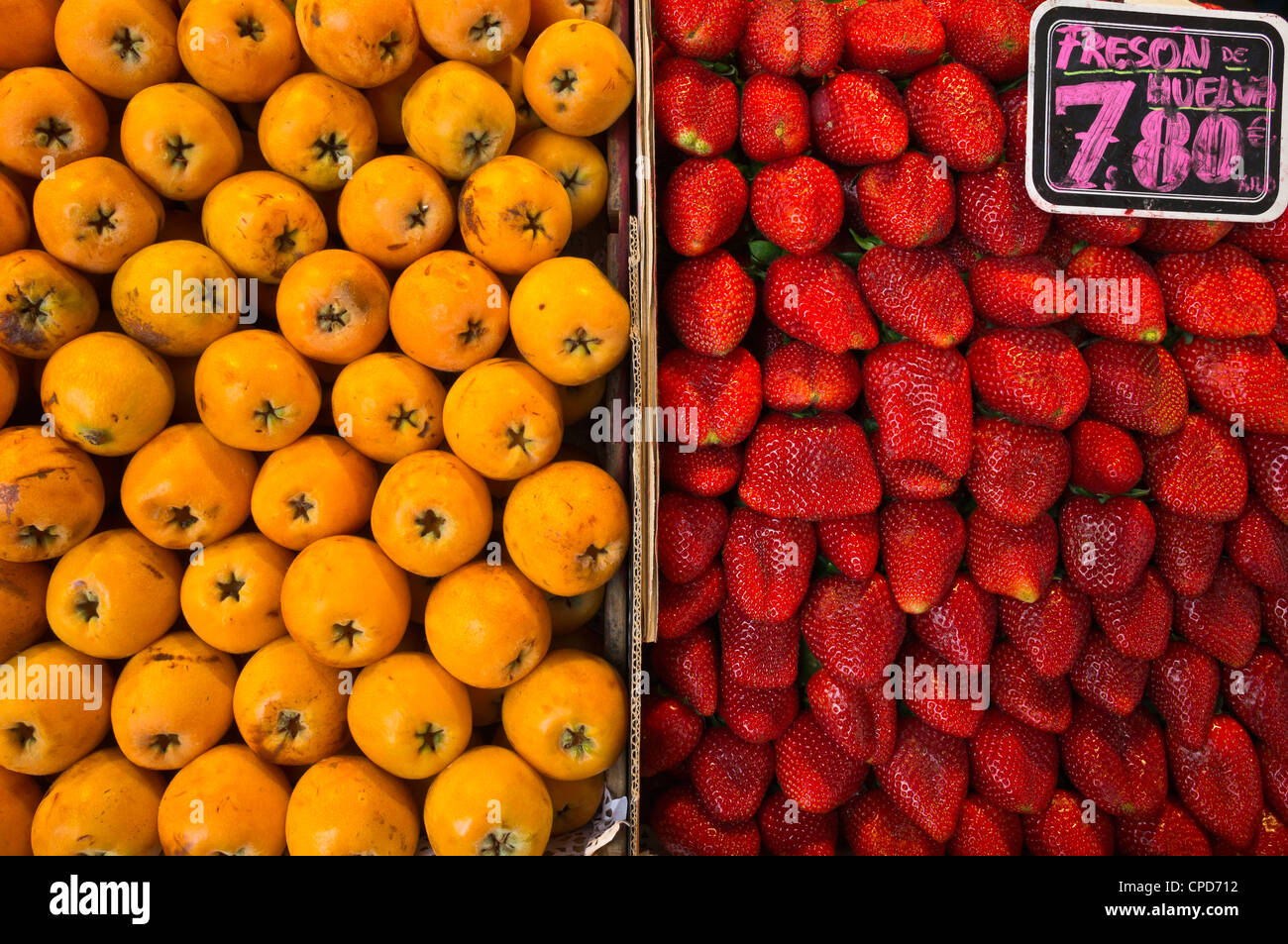 Visualizzazione delle fragole fresche e frutta persimmon in il Mercado de San Miguel, Madrid, Spagna Foto Stock