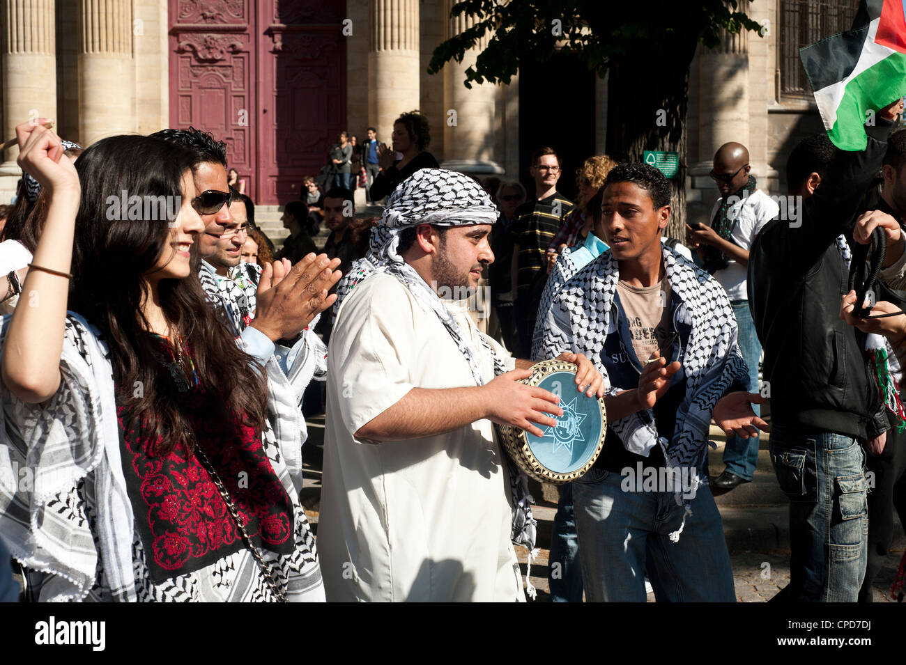 Parigi, Francia - palestinesi persone che giocano la musica tradizionale in strade Foto Stock