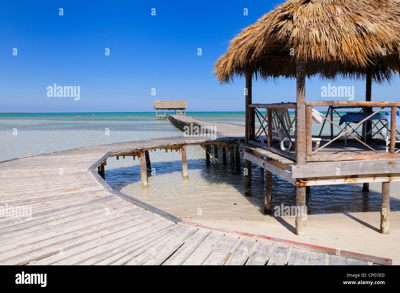 Vista della passerella in legno tropicale sulla spiaggia cubana a Cayo coco Foto Stock