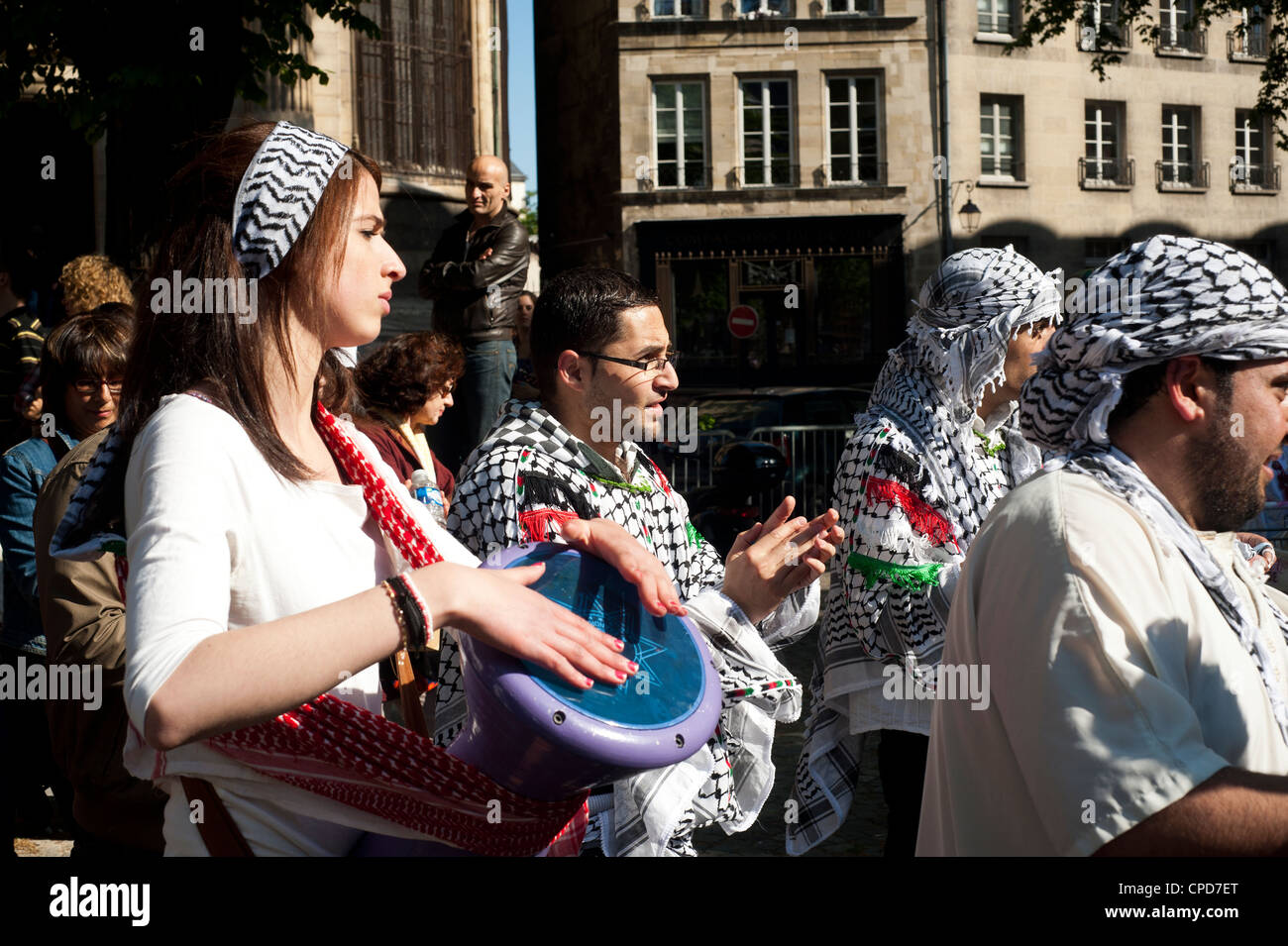 Parigi, Francia - palestinesi persone che giocano la musica tradizionale in strade Foto Stock